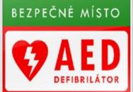 Značku dostupnosti AED přístroje v budově obvykle značí samolepka na dveřích (zdroj: VITAE.IC.CZ) 