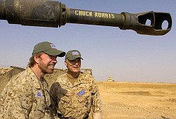 Když potká Chuck Norris vojáka, vždy řekne: „Díky za vaši službu.“