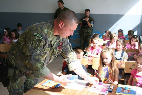 Foto: Čeští vojáci v Kosovu pomáhali rozvoji tamního školství (zdroj: FLICKR.COM-CZECHARMY)
