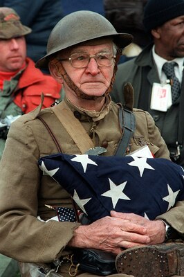 800px-World_War_I_veteran_Joseph_Ambrose,_86,_at_the_dedication_day_parade_for_the_Vietnam_Veterans_Memorial_in_1982