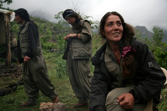 Foto: Kurdské ženy - bojovnice proti Islámskému státu (zdroj: SIASAT.PK)