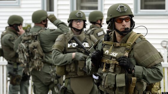 Foto: Nebýt nápisu POLICE nepoznáte, že nejste ve válečné zóně (zdroj: THEGOVERNMENTRAG.COM)