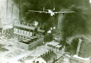 Foto: B-24 Liberator pouští bombu na rafinerii v Ploiești (zdroj: WIKIPEDIA.ORG)