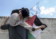 Foto: Láska napříč izraelsko-palestinskou hranicí (zdroj: PATHWAYTOASCENSION.WORDPRESS.COM)