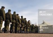 Foto: Všichni ve frontě podle potřeb - materialismus - ruští vojáci (zdroj: GETTYIMAGES.COM) 