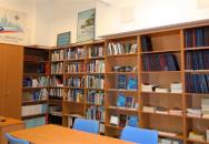 Součásí Informačního centra o NATO je i knihovna (zdroj NATOAKTUAL.CZ)