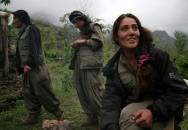 Foto: Kurdské ženy - bojovnice proti Islámskému státu (zdroj: SIASAT.PK) 