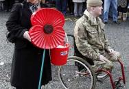 Foto: Prodej vlčích máků v Británii - Remembrance Day (zdroj: MIRROR.CO.UK) 