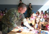 Foto: Čeští vojáci v Kosovu pomáhali rozvoji tamního školství (zdroj: FLICKR.COM-CZECHARMY) 