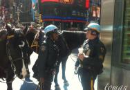 Foto: Newyorští policisté jsou všudypřítomní, už to vynucuje pořádek 