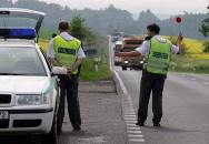 Foto: Policista netuší - řidič možná zastaví, ujede nebo ho přejede (zdroj: IDNES.CZ) 