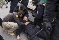 Ze zásahů policie proti demonstrantům nelze vinit její řadové příslušníky.