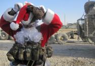 „Přispějte vojákům v misích na vánoční dárky!“ hecují se vzájemně zbrojaři. Jenže chtějí koupit blbost…