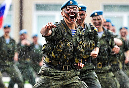 Nedělní speciál o ruské výstroji: Ťeľňaška - symbol sily a odvahy nie len námorníkov