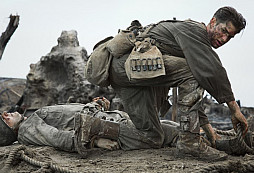 Hacksaw Ridge: Zrození hrdiny. A také velký comeback Mela Gibsona režiséra.