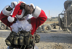 „Přispějte vojákům v misích na vánoční dárky!“ hecují se vzájemně zbrojaři. Jenže chtějí koupit blbost…