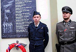 17.11. o 11.11.: Promenovat se v uniformě SS v Den veteránů? V ČR je možné leccos i jindy.