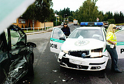 Policistku s těžkými trvalými následky drželi ve službě, aby nemuseli platit odškodné. Nakonec ji propustili. Bez koruny.