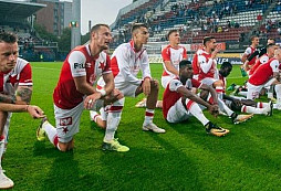VÝZVA: Slávie ustoupila UEFA a padlým hold nevzdala. Ušetřenou pokutu ať věnuje veteránům! 