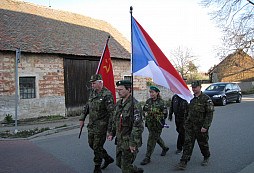 Nošení vojenské uniformy legalizuje duch zákona, nikoli dikce. Zakažte ji nosit blbům a zrádcům!