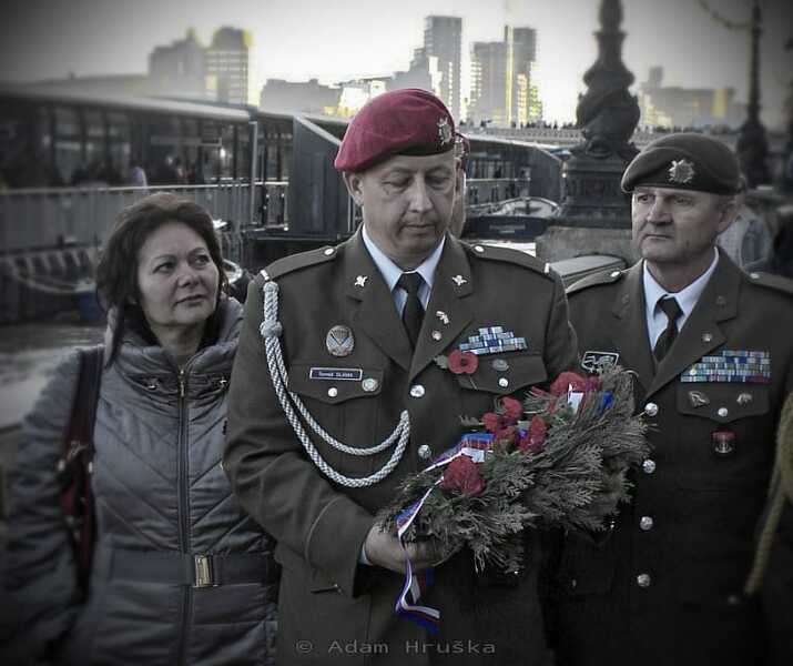 Na Remebrance Sunday s paní Petrou Schamsovou a veteránem z deseti zahraničních operací, Vojtěchem Nožičkou. (fotoarchiv Adam Hruška)