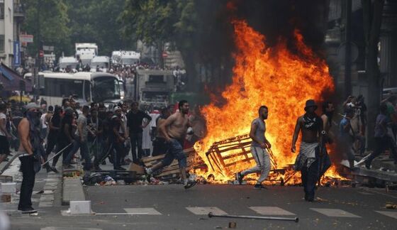 Foto: Toto je pár let starý záběr z francouzských ulic (zdroj: FRONTPAGEMAG.COM) 