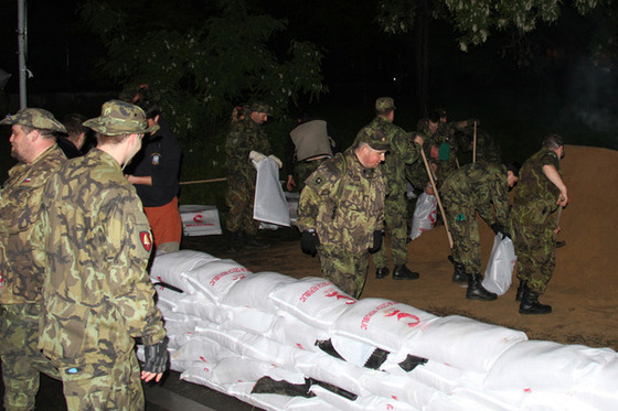 Foto: Dobrovolníci - zde Aktivní záloha - na povodích (zdroj: ARMY.CZ)