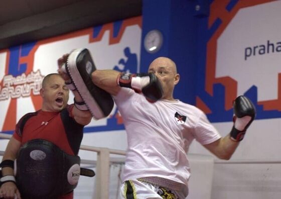 Khru trénuje