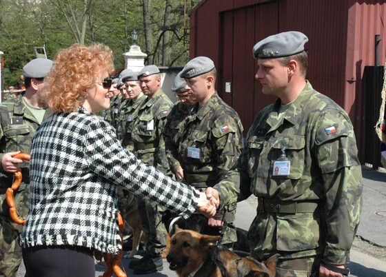 Foto: Vlasta Parkanová jako bílý kůň na Ministerstvu obrany (zdroj ARMY.CZ)