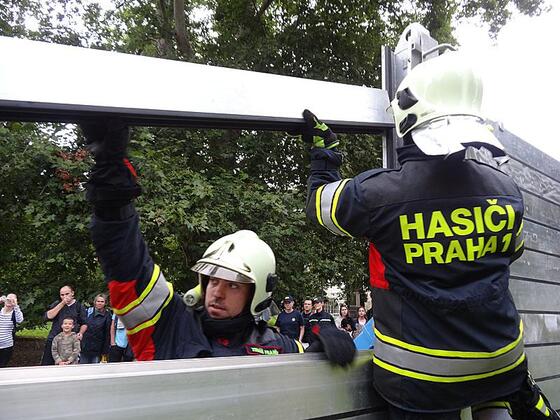 Dobrovolní hasiči Prahy 13 při montáži povodňových zábran (zdroj PRAVAPRAHA.CZ)