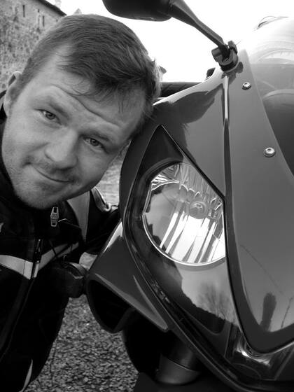 Karel a motorka