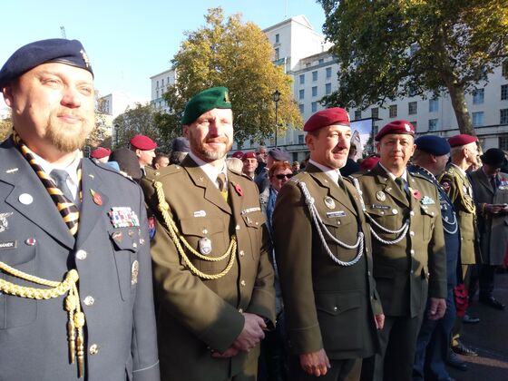 Čeští vojáci se připravují na pochod po boku svých britských kolegů (fotoarchiv M.Horová)