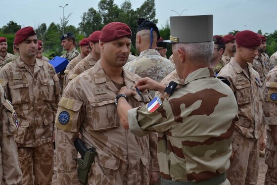 Foto: Čeští vojáci dostávají ocenění za působení v Mali (zdroj: ARMY.CZ)