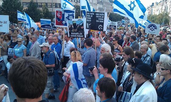 Foto: Shromáždění na podporu Izraele a proti antisemitismu v Praze (zdroj: FEDERACE ŽIDOVSKÝCH OBCÍ)