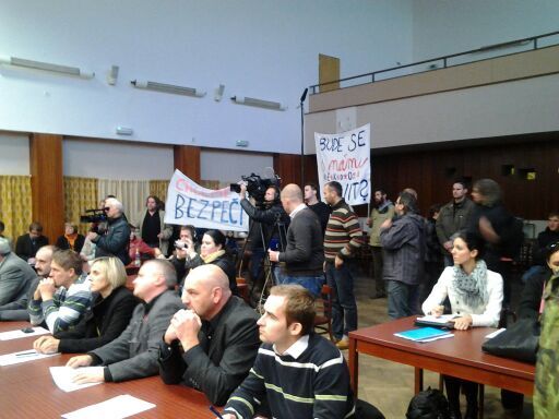 Foto: Občané Vrbětic na diskusi s ministry obrany a vnitra - aktivismus je mimo mísu (zdroj: ARMY.CZ)