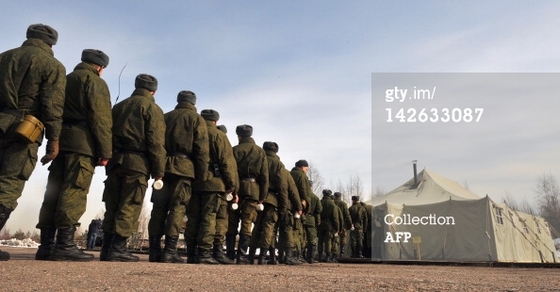 Foto: Všichni ve frontě podle potřeb - materialismus - ruští vojáci (zdroj: GETTYIMAGES.COM)