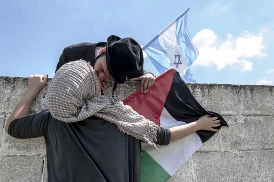 Foto: Láska napříč izraelsko-palestinskou hranicí (zdroj: PATHWAYTOASCENSION.WORDPRESS.COM)
