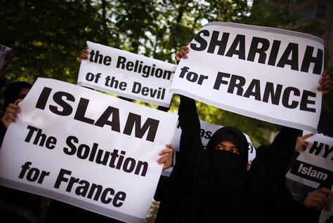Foto: Muslimové ve Francii mají jasno co je pro ně nejlepší (zdroj: ARABIANBUSINESS.COM)