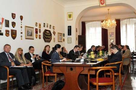 Foto: O jednání Výboru pro obranu PS PČR poslanci příliš nestojí (zdroj: ARMY.CZ)