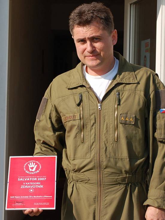 Foto: Jiří Kohout ještě jako pilot vrtulníku LZS SAR AČR (zdroj: DENIK.CZ)