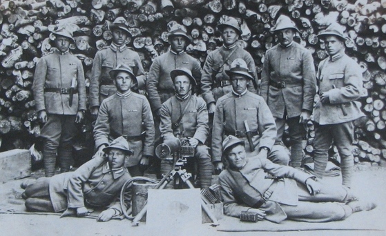 Foto: Čs. legionáři z kulometného oddílu na Slovensku 1919 (zdroj: VHU.CZ) 
