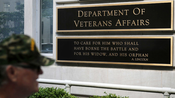 Foto: Péče o veterány v USA a její heslo (zdroj: PUBLICHEALTHWATCHDOG.COM)