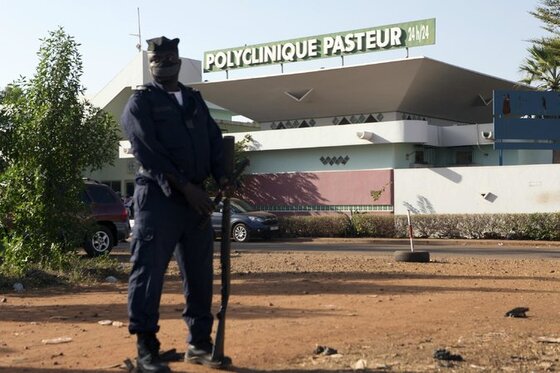 Foto: Nemocnice v Bamaku - Mali - podléhá po úmrtí pacienta a sestry kontrole (zdroj: NYTIMES.COM)