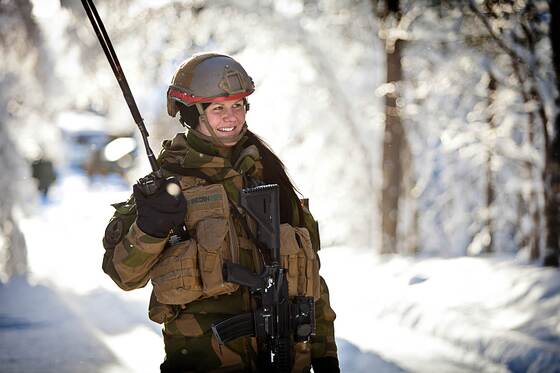 Foto: Tato norská vojákyně vypadá docela zdatně (zdroj: MIL.NO)