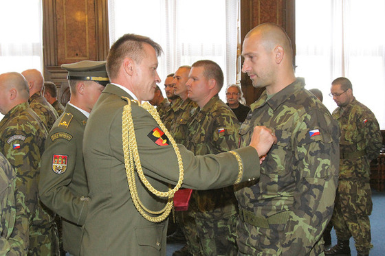 Generál Adam uděluje příslušníkům AZ medaile (zdroj ARMY.CZ)
