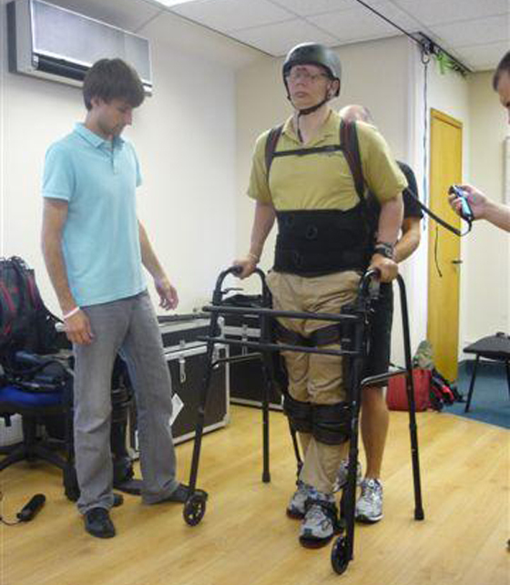 Vyzkoušet si chůzi v exoskeletu jel Regi až do Anglie