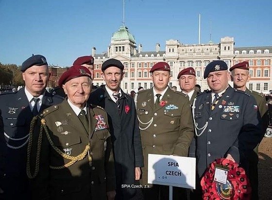 RAF-Čtrnáctiletý člen domácího odboje, později plukovník československé armády, plk.Jan Hronek s českou výpravou před Buckginghamským palácem v roce na RS 2019