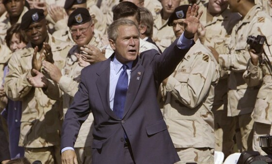 Foto: Bush a americká armáda - líčeni jako efektivní a spravedlicí (zdroj: WWW.THEWEEK.COM)