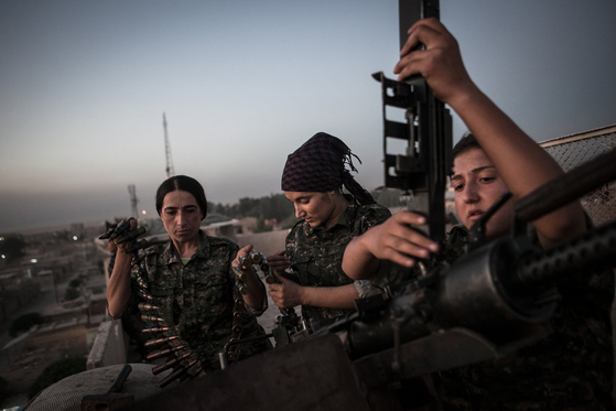 Foto: Kurdské ženy v boji proti postupu sil Islámského státu (zdroj: NBCNEWS.COM)