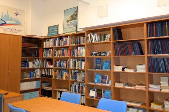 Foto: Součásí Informačního centra o NATO je i knihovna (zdroj: NATOAKTUAL.CZ)